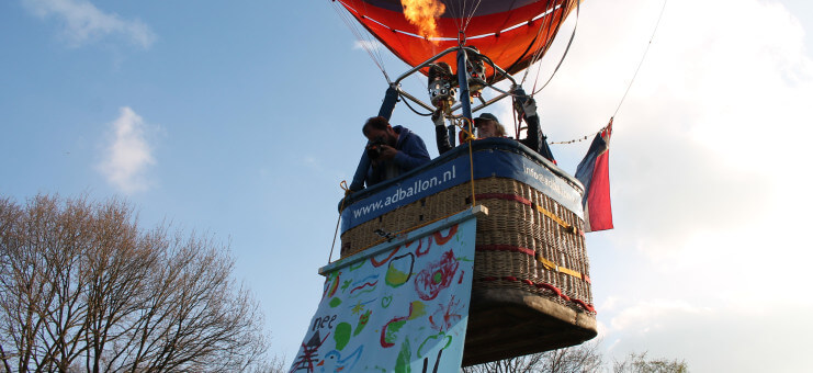 Kunstwerk onder luchtballon als actie tegen hoogspanning!